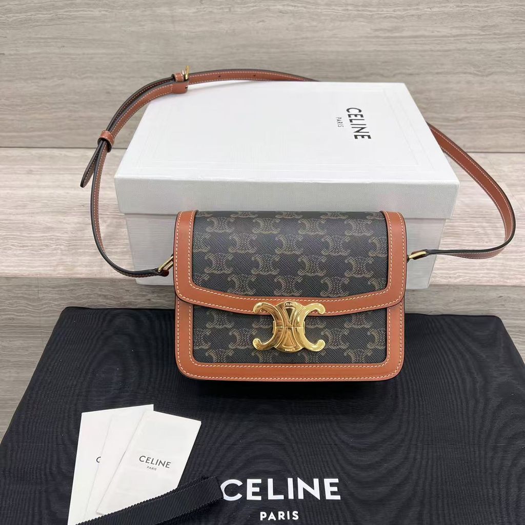 CELINE TRIOMPHE 標誌印花牛皮革郵差包1
