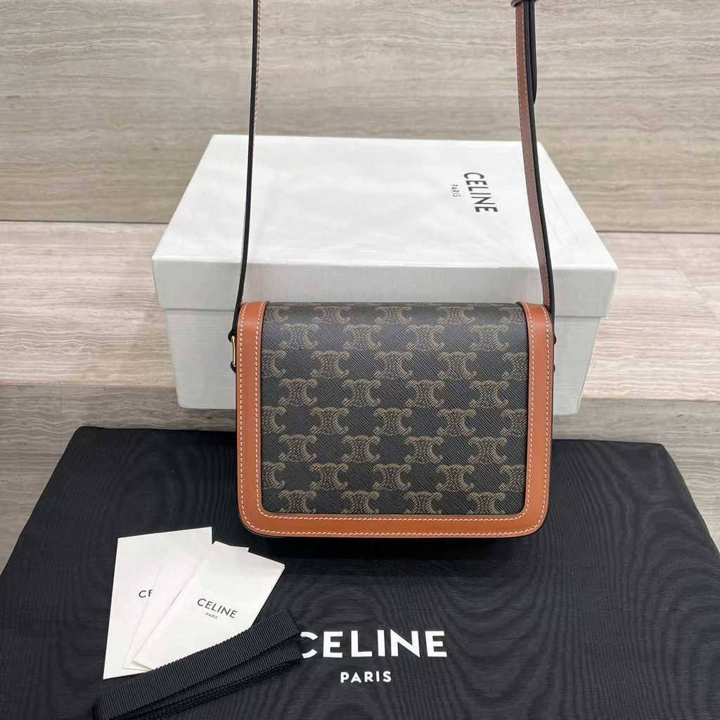 CELINE TRIOMPHE 標誌印花牛皮革郵差包4