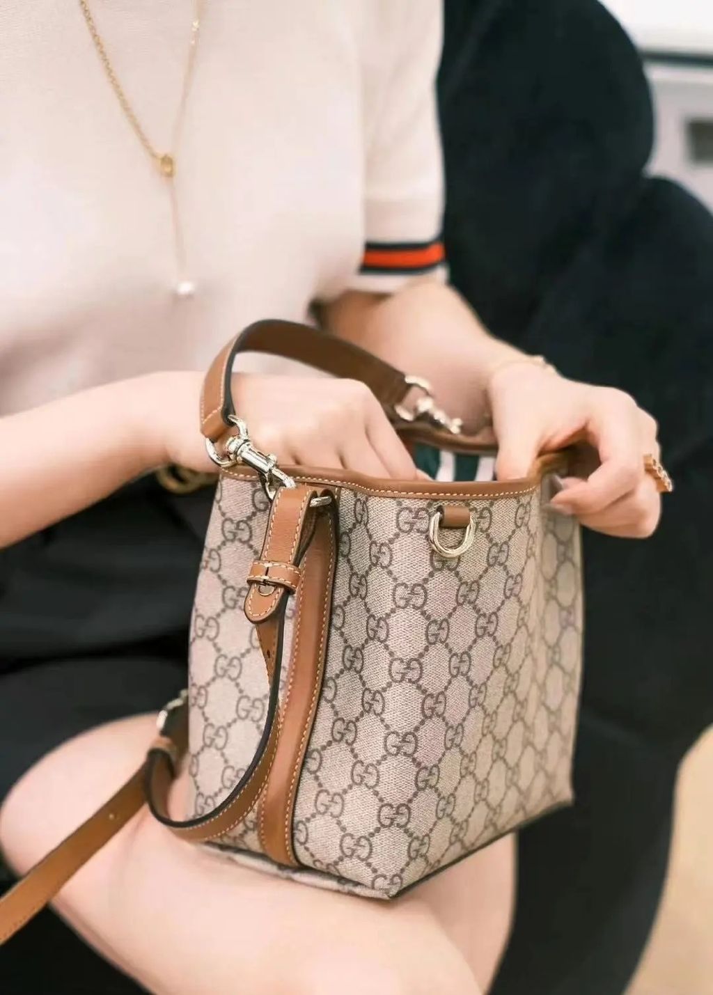 GUCCI GG EMBLEM 水桶包 深棕色1