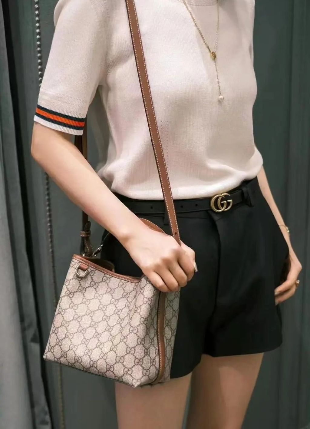 GUCCI GG EMBLEM 水桶包 深棕色2