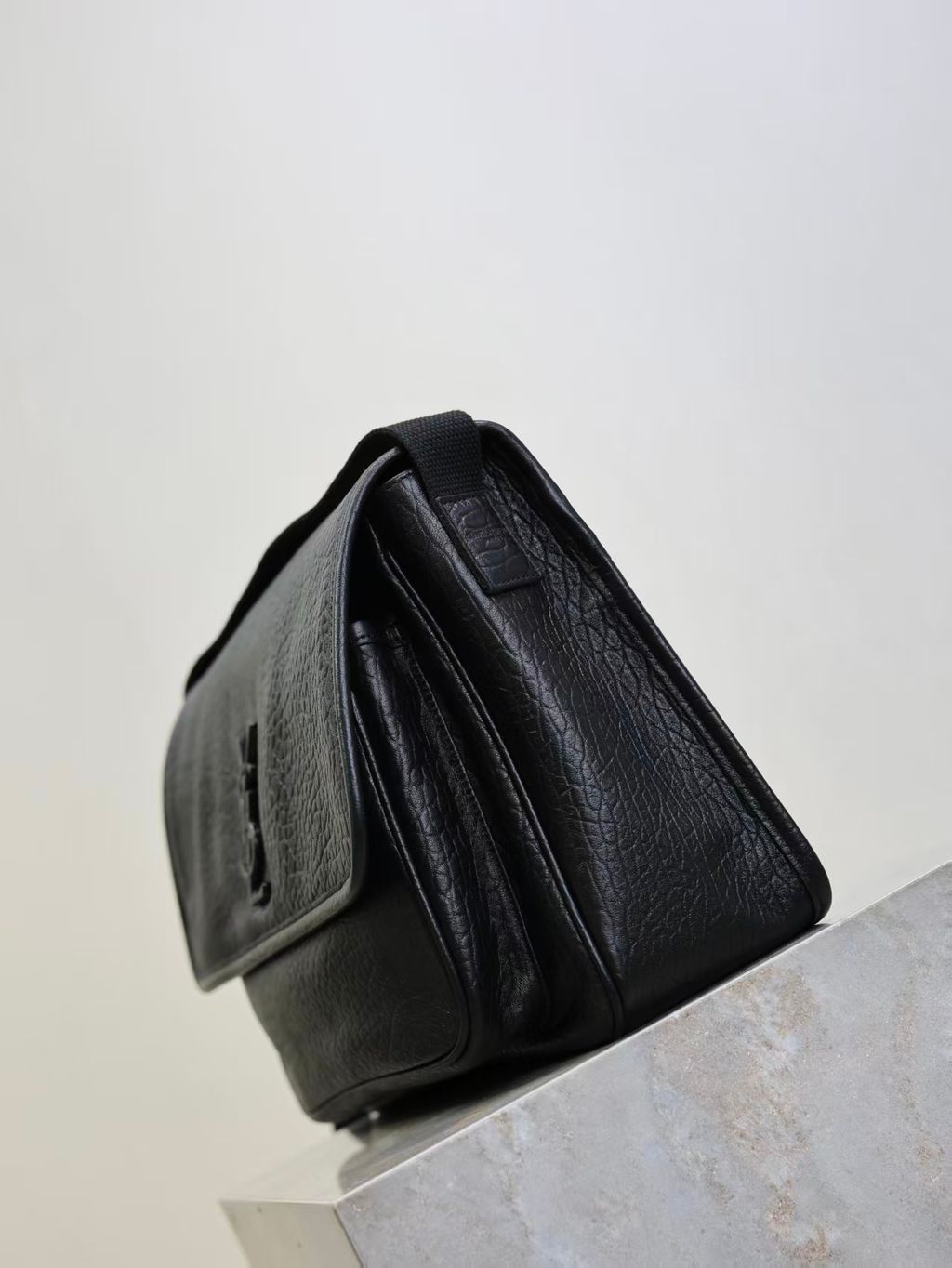 YSL NIKI 粒面牛皮革郵差包4.pic