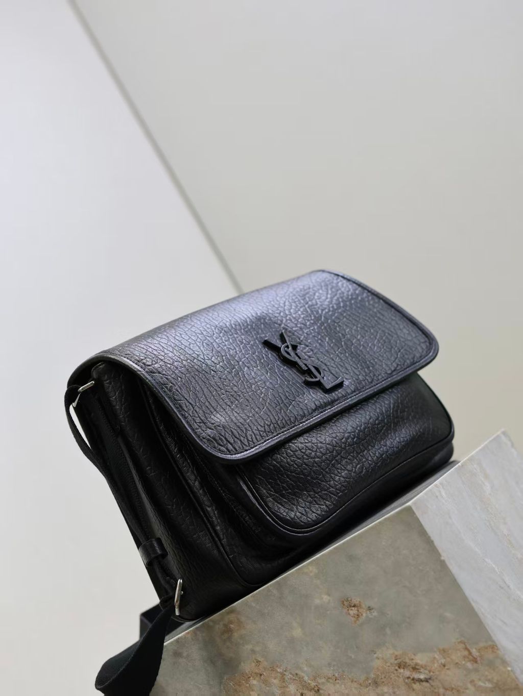 YSL NIKI 粒面牛皮革郵差包3.pic