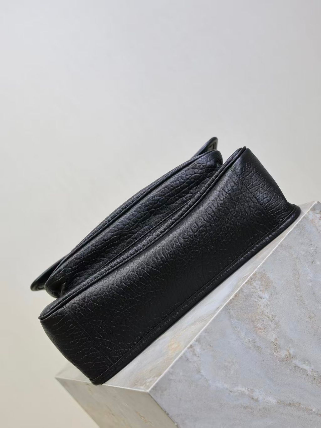 YSL NIKI 粒面牛皮革郵差包6.pic