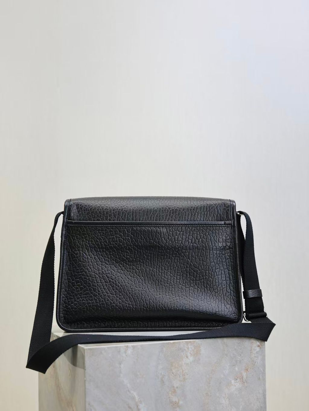 YSL NIKI 粒面牛皮革郵差包9.pic