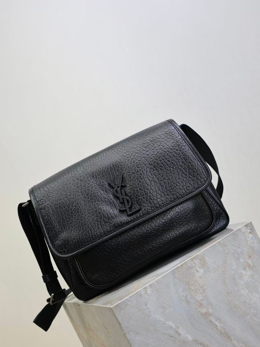 YSL NIKI 粒面牛皮革郵差包2.pic