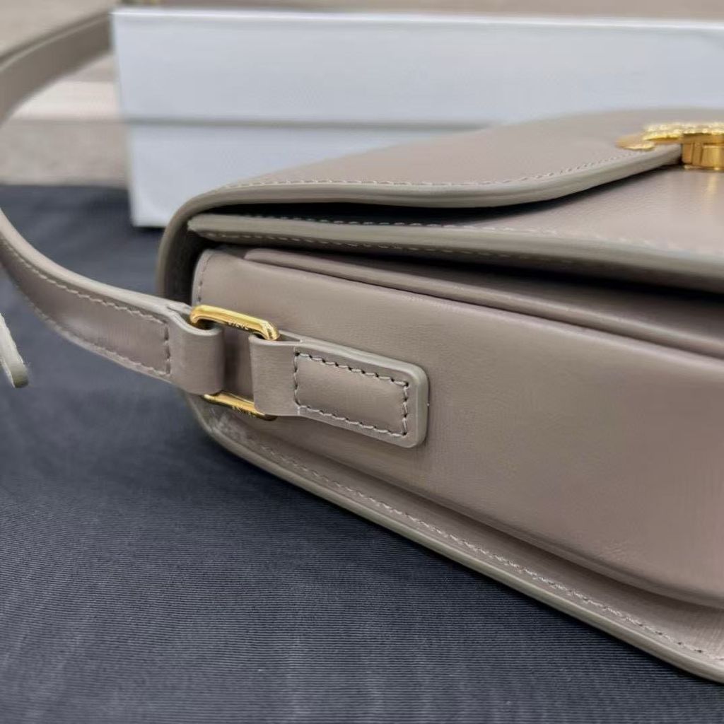 CELINE TEEN TRIOMPHE 亮澤牛皮革手袋9