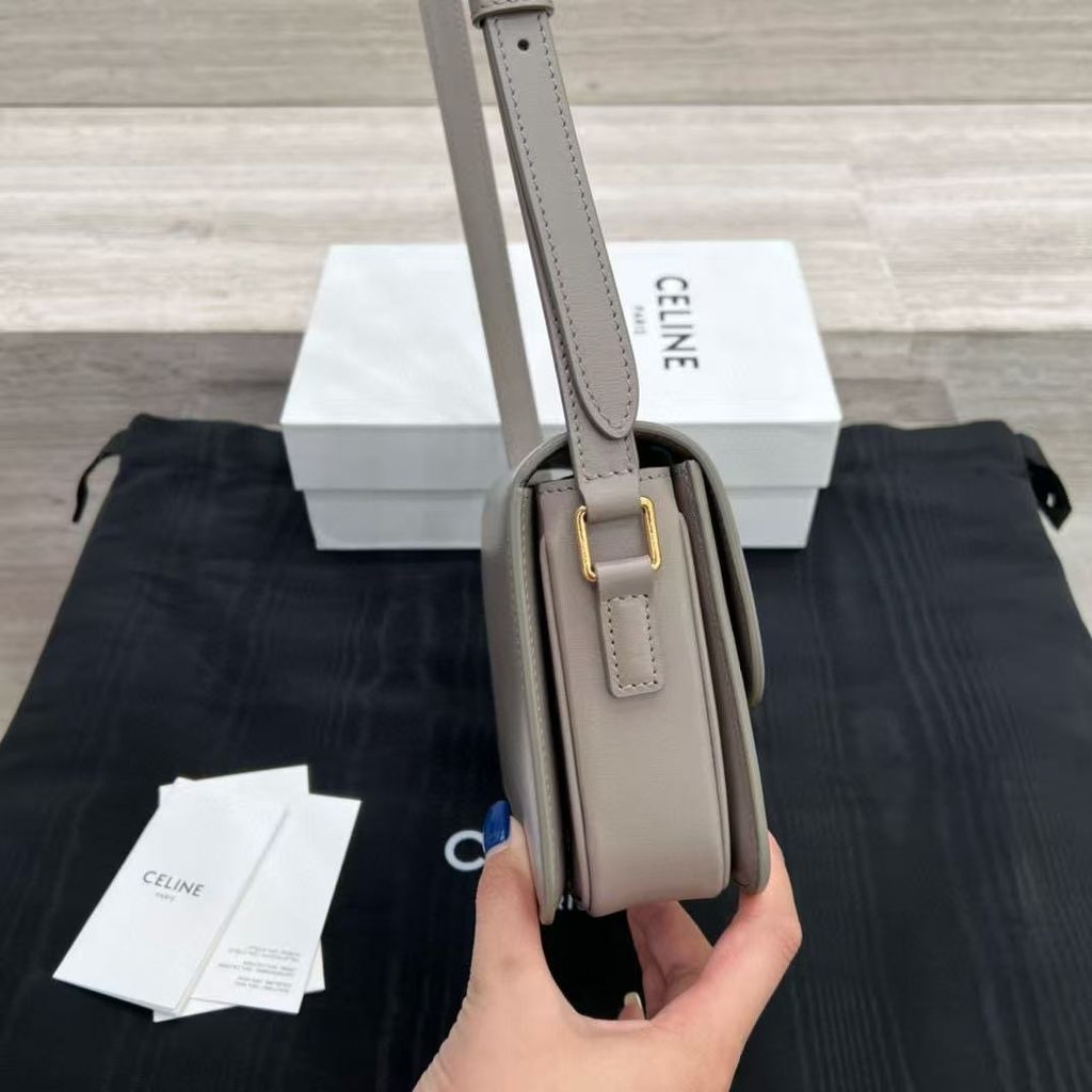 CELINE TEEN TRIOMPHE 亮澤牛皮革手袋5