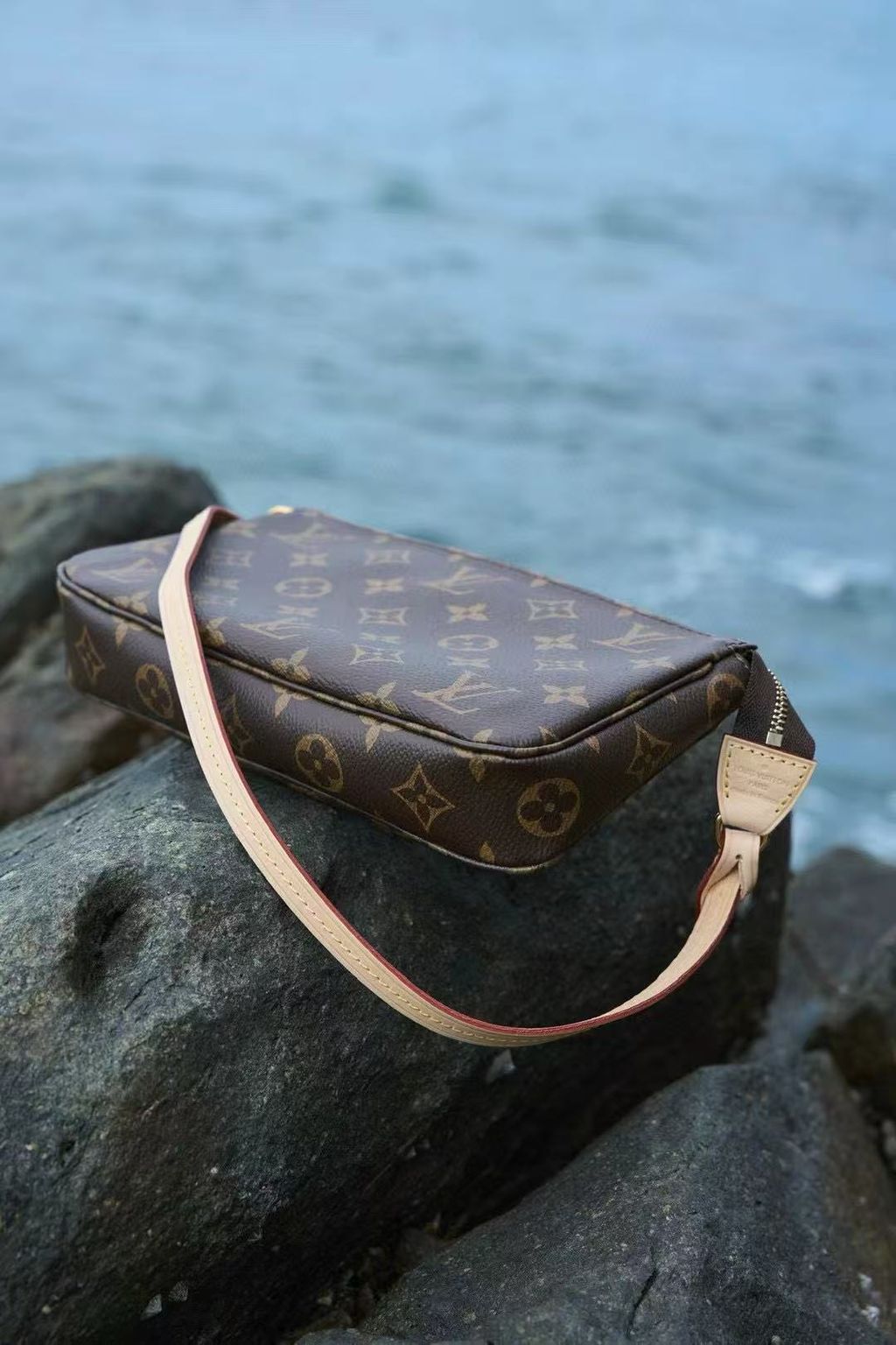 LV POCHETTE ACCESSOIRES 大麻將腋下包 M407125.pic