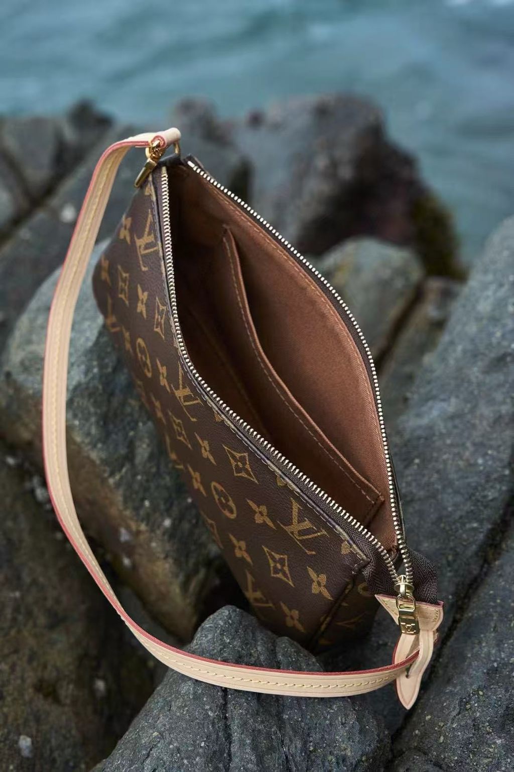LV POCHETTE ACCESSOIRES 大麻將腋下包 M407121.pic
