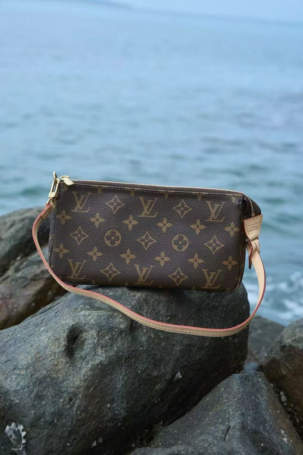 LV POCHETTE ACCESSOIRES 大麻將腋下包 M407124.pic