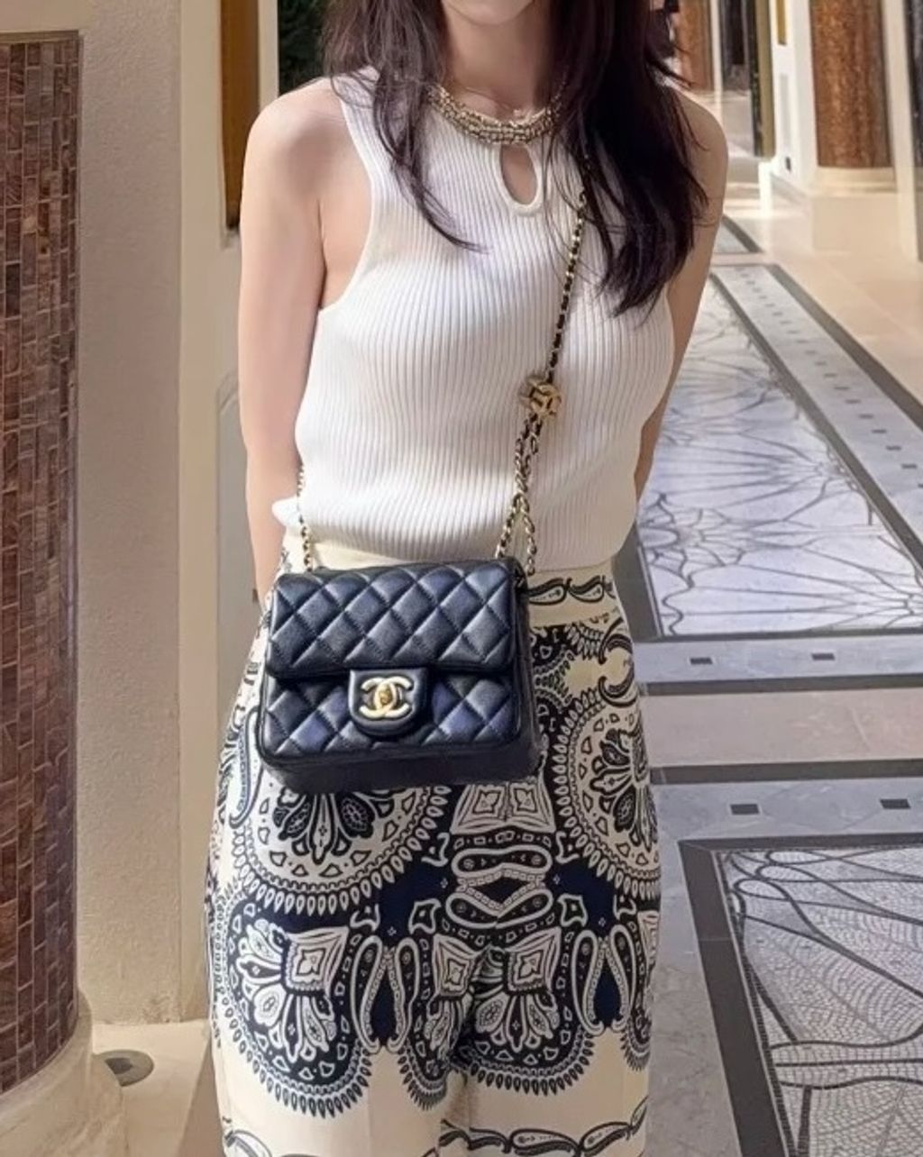 CHANEL 25B 雙C調節 羊皮迷你口蓋包 黑色1