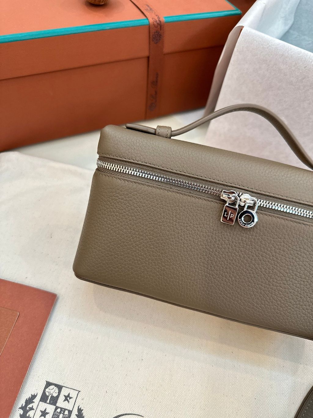 LORO PIANA L19 EXTRA POCKET 大象灰手袋2