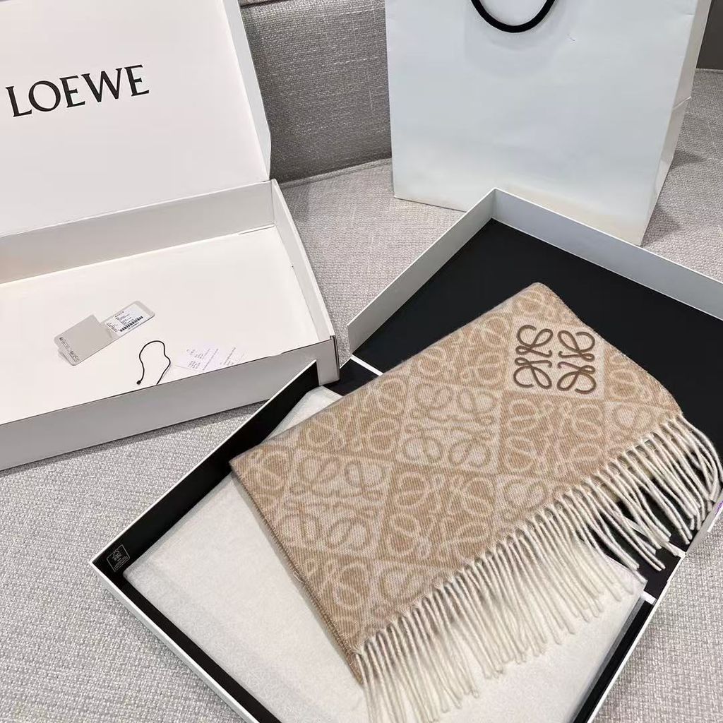 LOEWE 羊絨浮雕圍巾 奶茶色8.pic