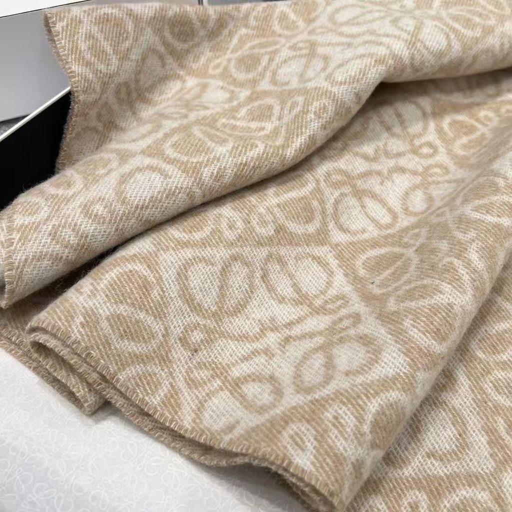 LOEWE 羊絨浮雕圍巾 奶茶色7.pic
