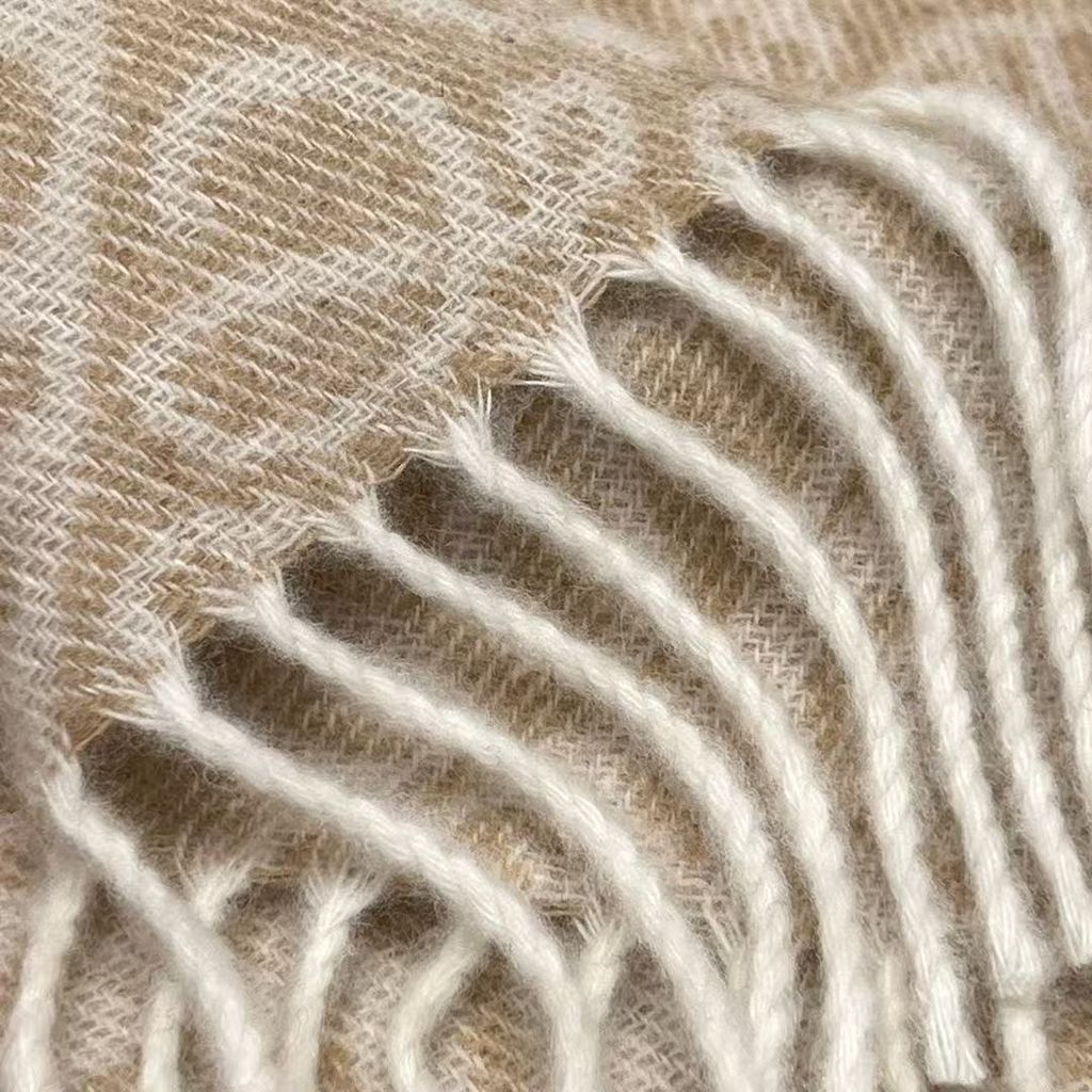 LOEWE 羊絨浮雕圍巾 奶茶色6.pic