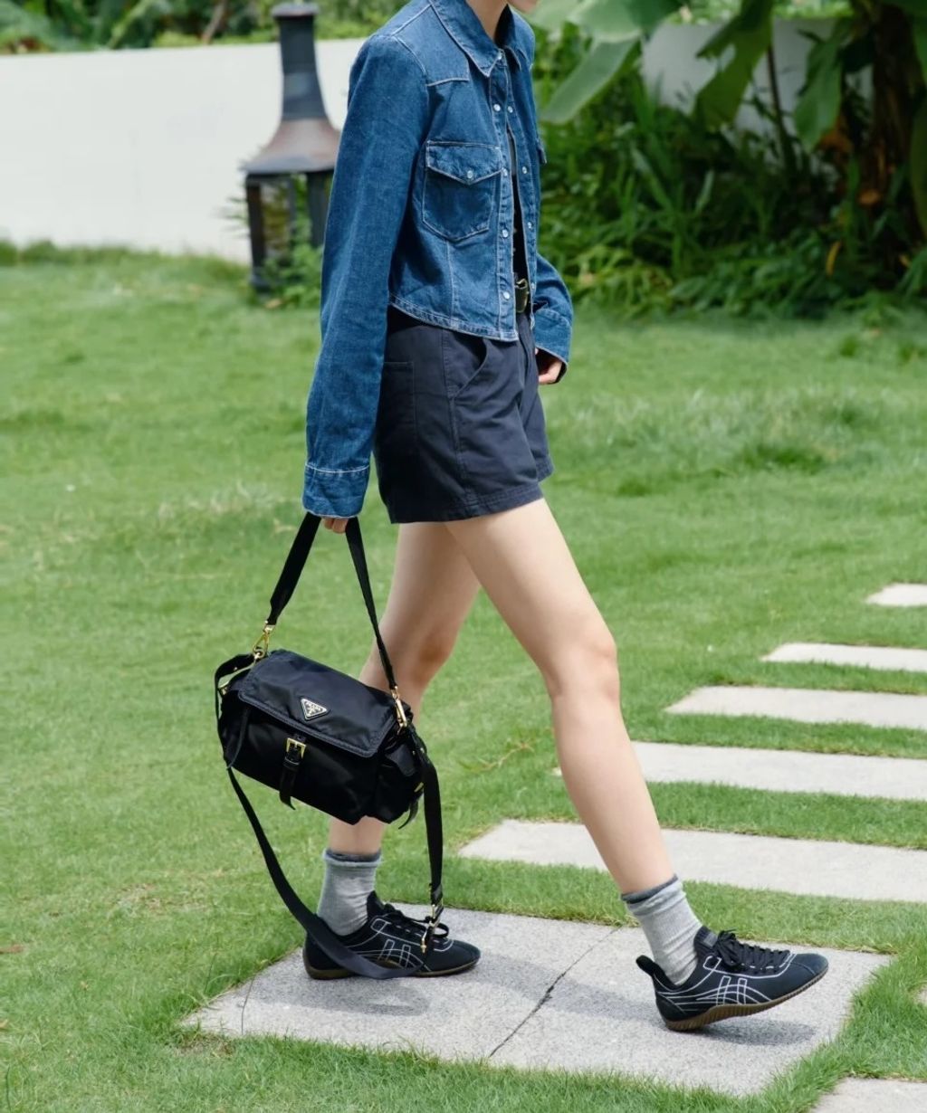 PRADA EXPLORE RE-NYLON 肩背袋2