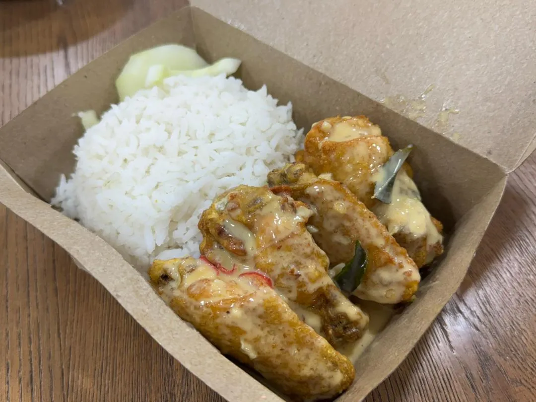 Creamy buttermilk chicken with steamed rice in compact one-compartment packaging
