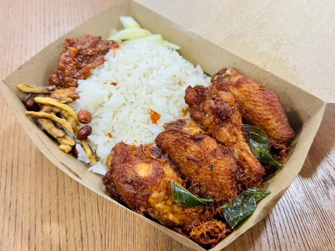 Merdeka nasi lemak ayam goreng berempah bento