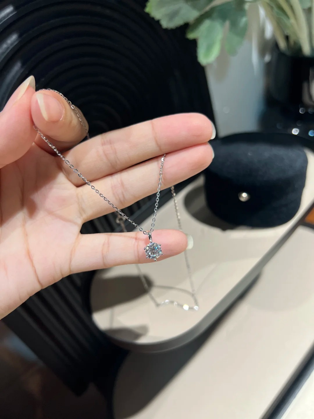 越简单越出彩！经典六爪单钻锁骨链～_4_吴夫人STUDIO_来自小红书网页版