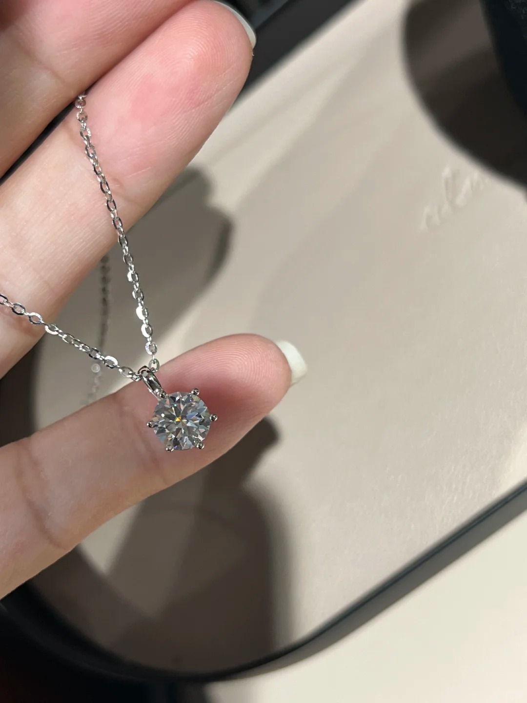 越简单越出彩！经典六爪单钻锁骨链～_1_吴夫人STUDIO_来自小红书网页版