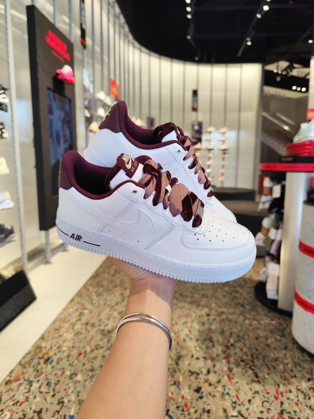 救命，这双AF1的丝绒鞋带也太会了吧！_5_昆明万象城Nike🐘（搬砖中）_来自小红书网页版