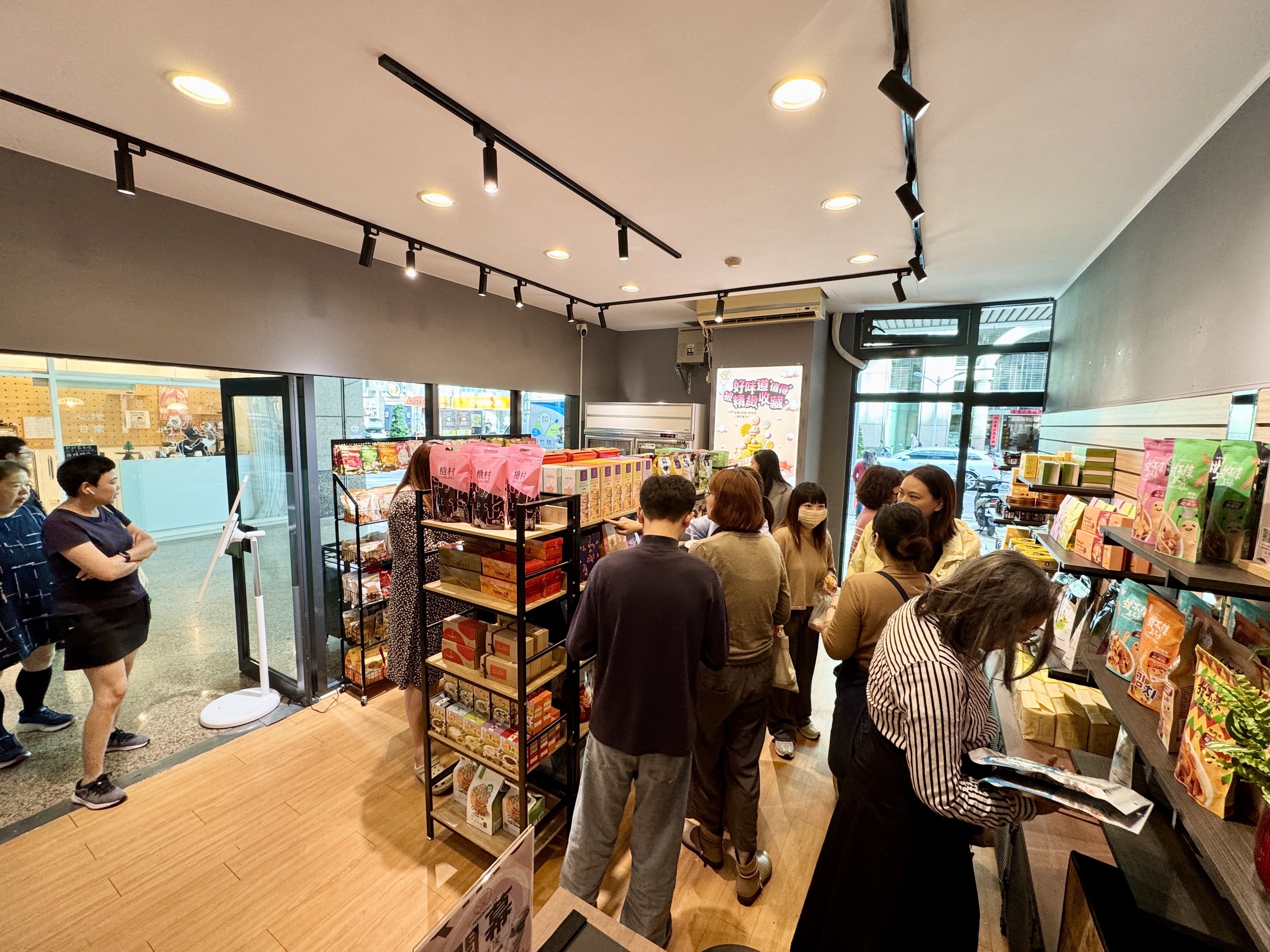 2026/12/20灃湯城門市舉行隆重開幕儀式