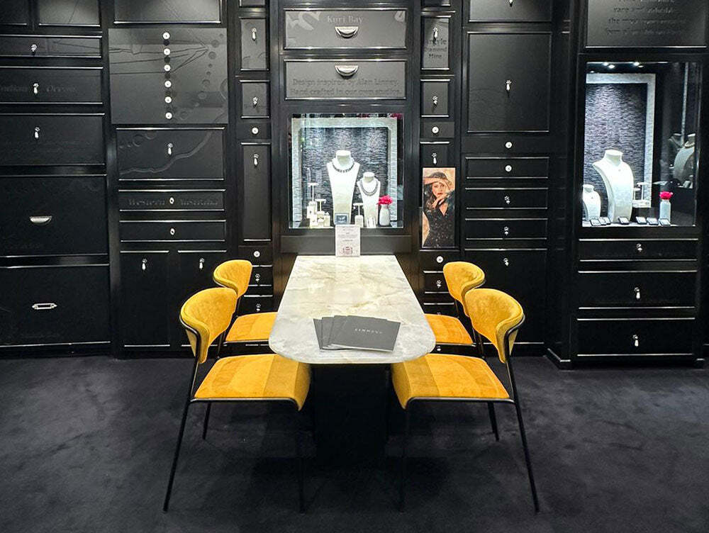 Lisa-Uph-Chairs-Linneys_1800x1800