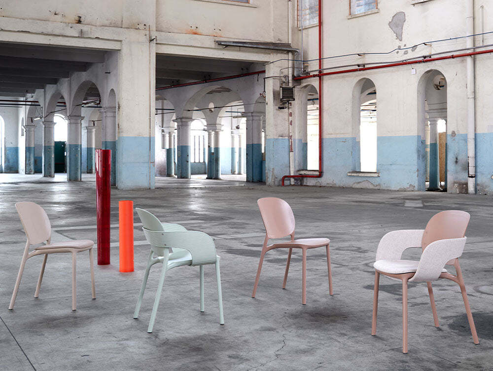 Hug-Chair-2_ccdc43bc-c017-4d92-a5f9-82a8c273801a_1800x1800