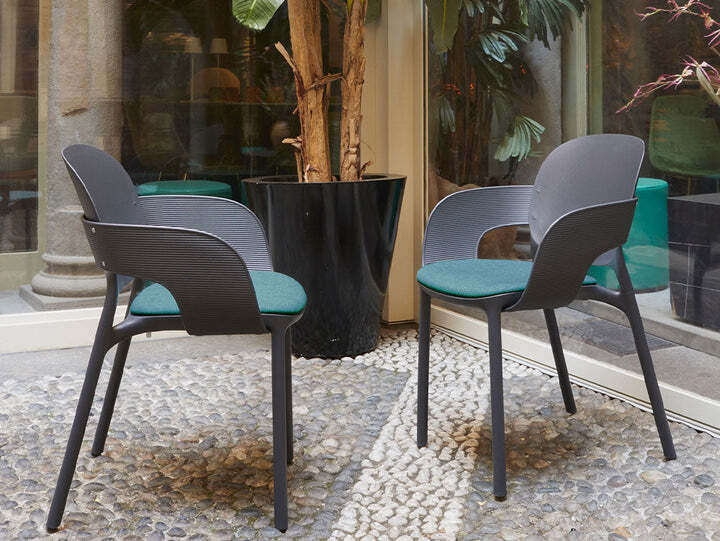 Hug-Armchair-2_8541ec76-dfaf-4498-83f3-3efb1cf3629e_720x