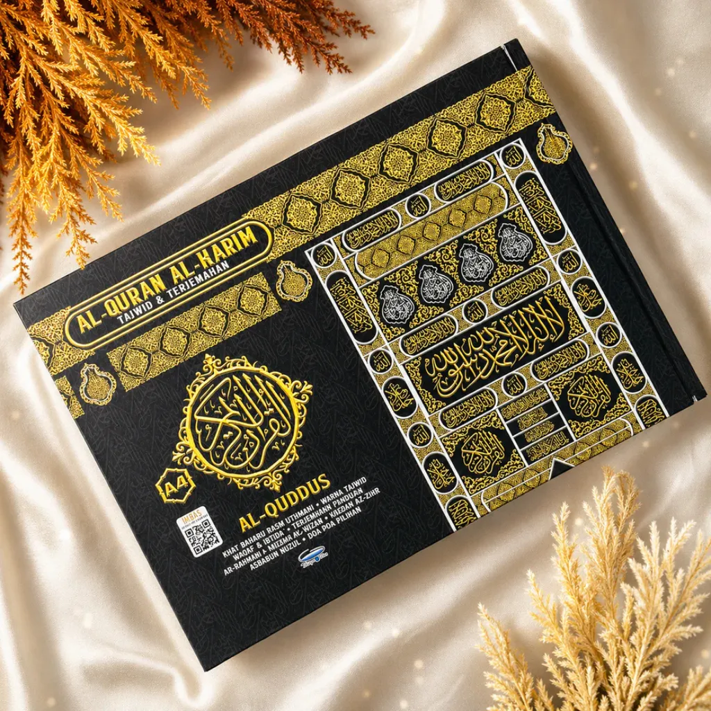 Imej utama kulit buku Al-Quran Al-Karim Tajwid & Terjemahan Al-Quddus Dengan Panduan Waqaf & Ibtida’ A4 Lanskap