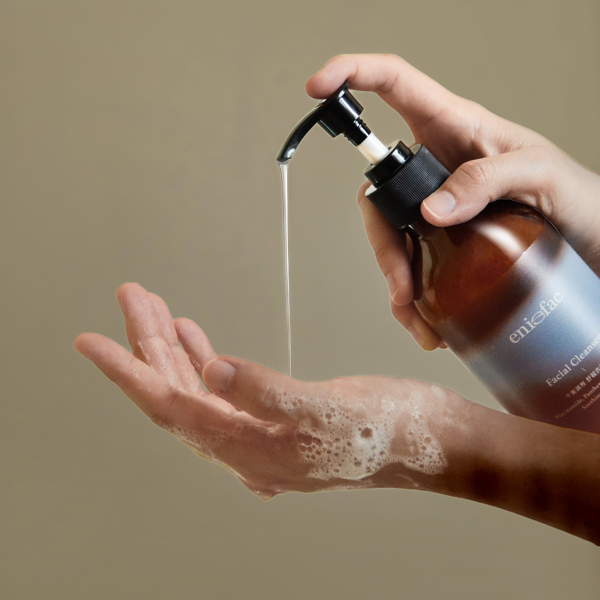 細緻泡沫、膚感滑順