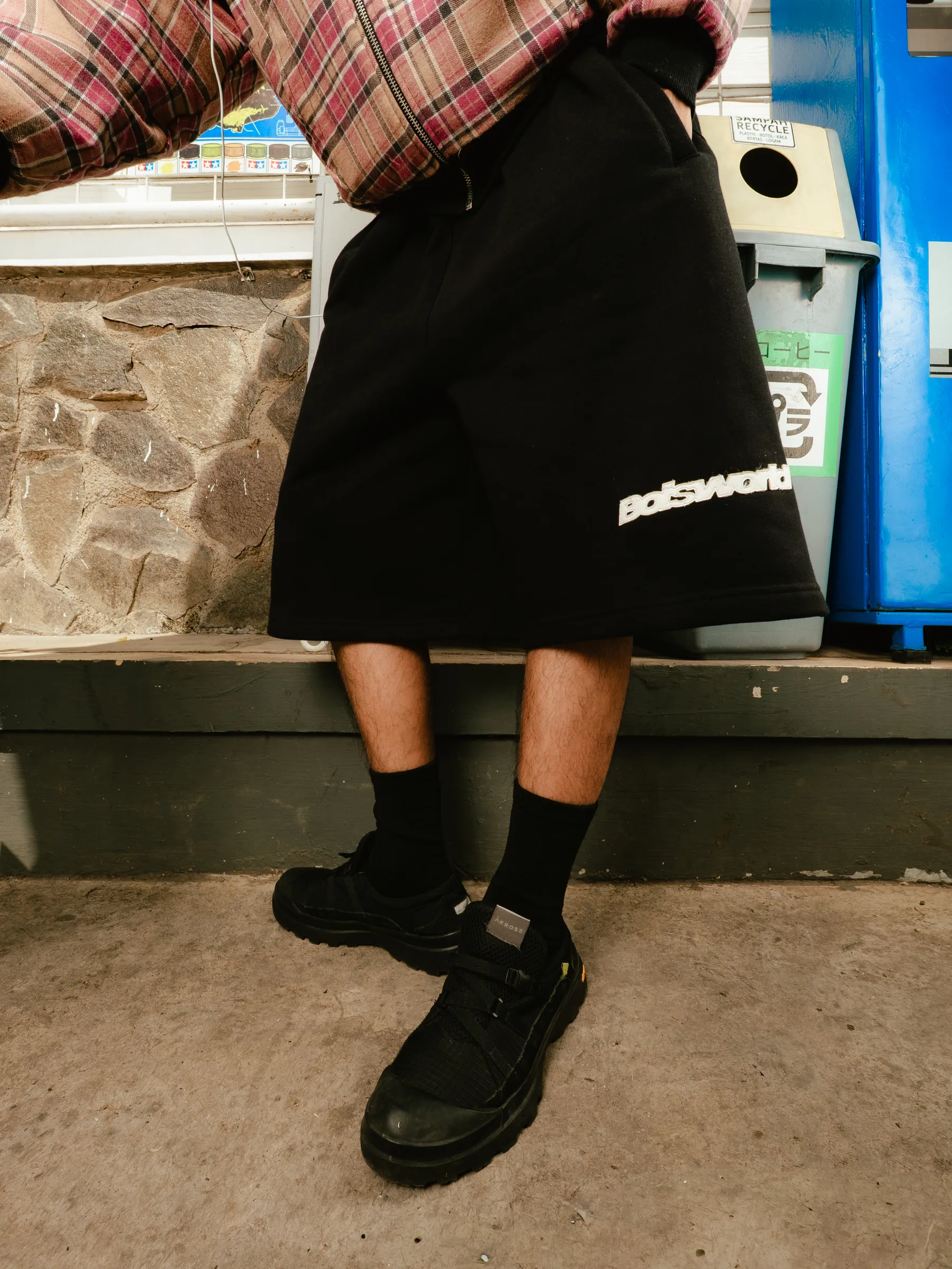 boisworld stamp jorts black