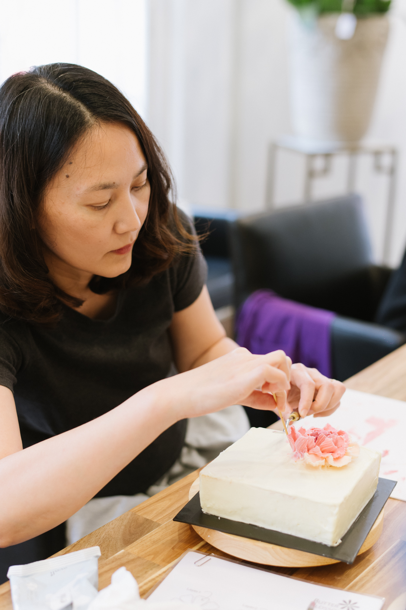 Master Kwun demonstrating cake icing techniques