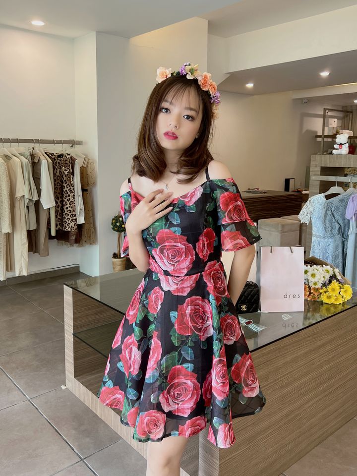 Black Flora Ruffle Dress 黑色玫瑰花蕊连身裙