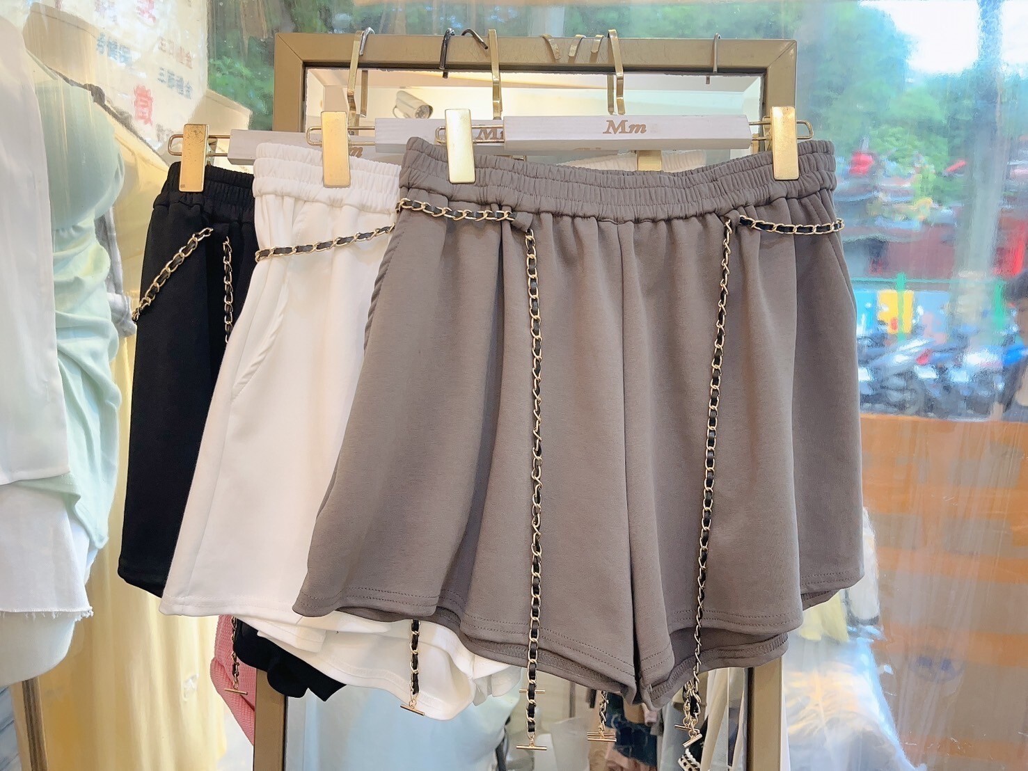 MUMUZI 腰鏈小香休閒短褲 中大尺碼 MC01786