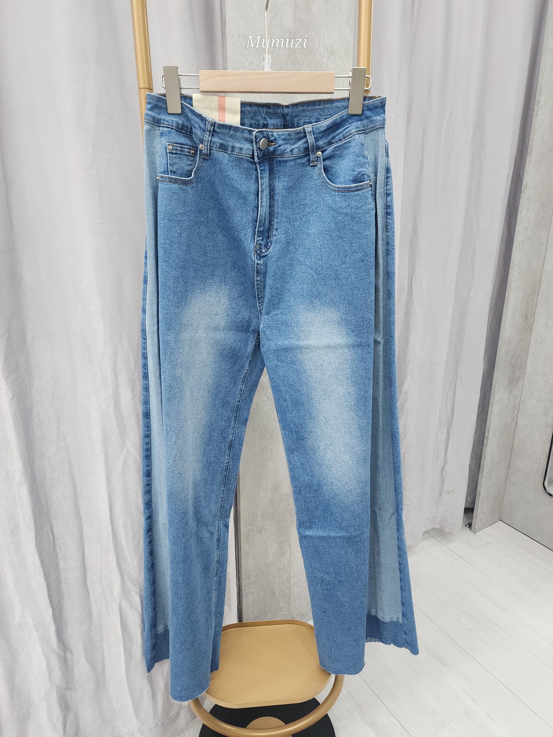 MUMUZI 剪裁撞色邊牛仔褲 中大尺碼 MC22020
