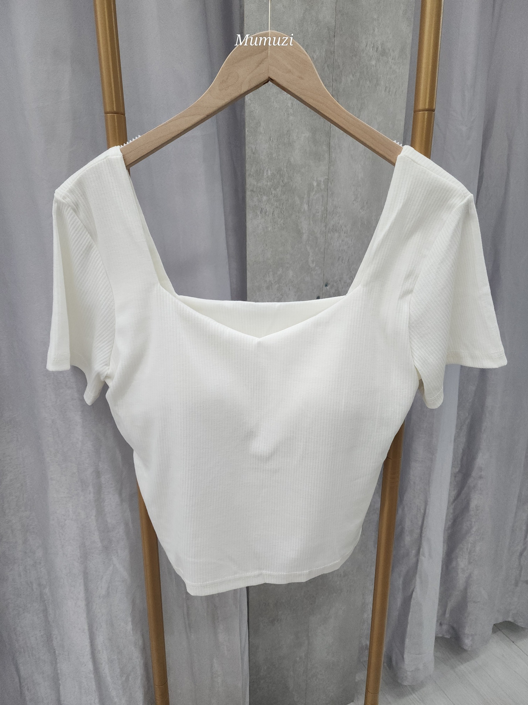  MUMUZI 盾牌領坑紋bre上衣 中大尺碼 MC6691-2