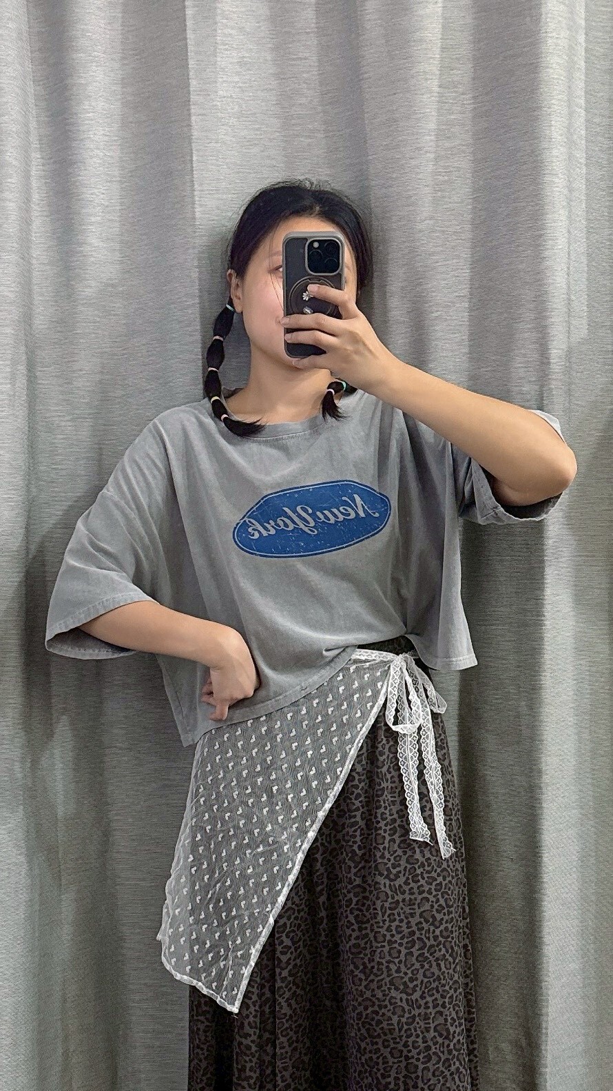 MUMUZI 圓圈草寫NY寬短T 中大尺碼 LM3046-4