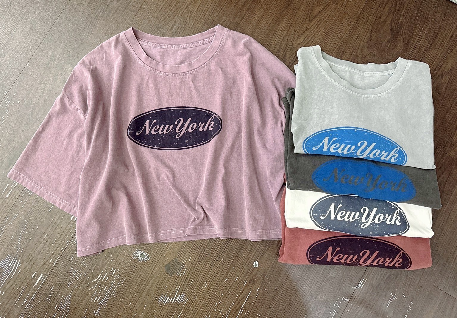 MUMUZI 圓圈草寫NY寬短T 中大尺碼 LM3046