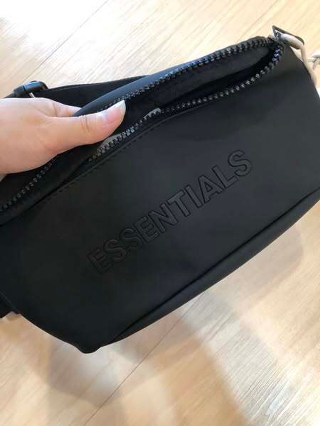 essentials斜挎包包
