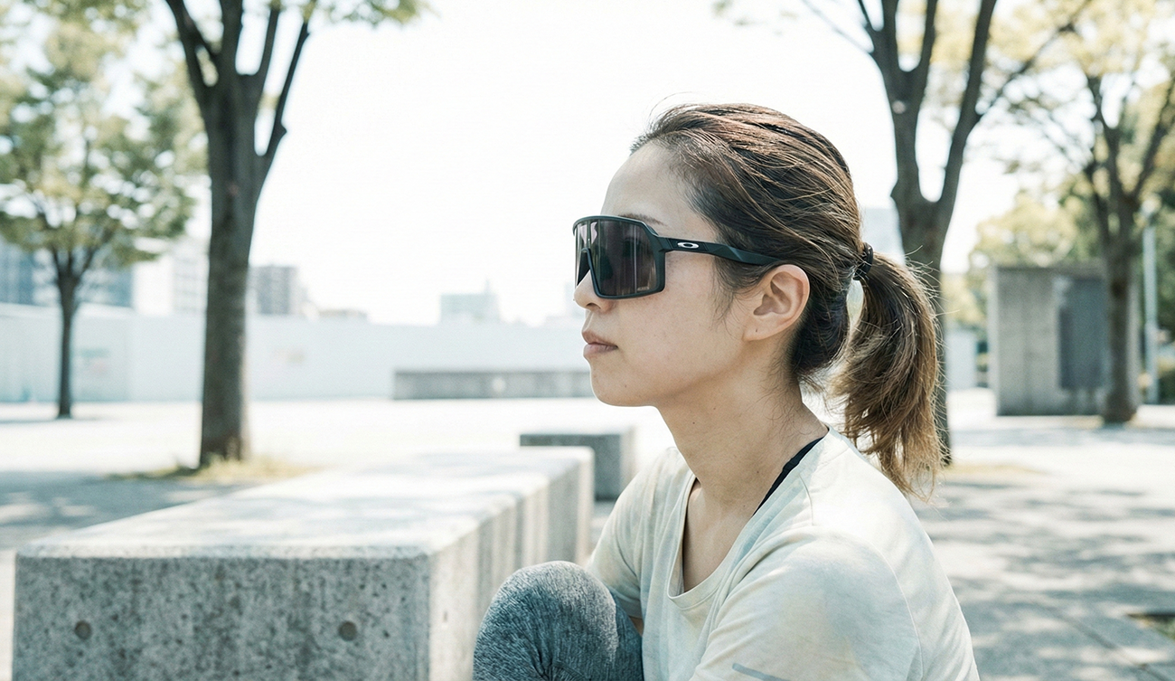 側面特寫顯示歐美版型運動眼鏡在亞洲臉孔上造成的巨大縫隙