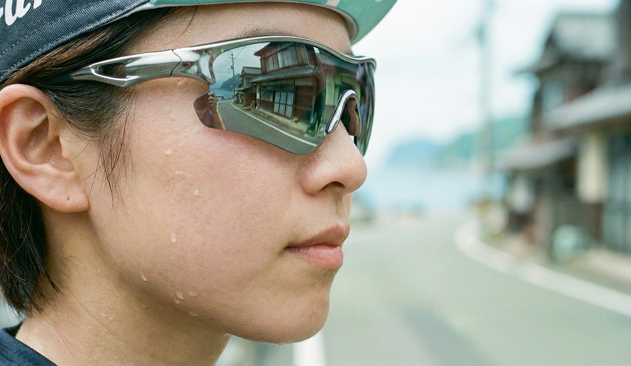特寫展示運動眼鏡與臉部的貼合度