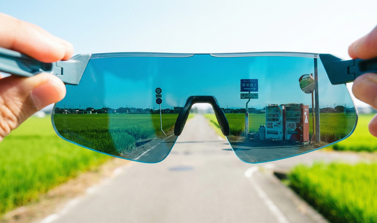 透過太陽眼鏡看出去的日本鄉間道路，視野清晰銳利，對比度分明