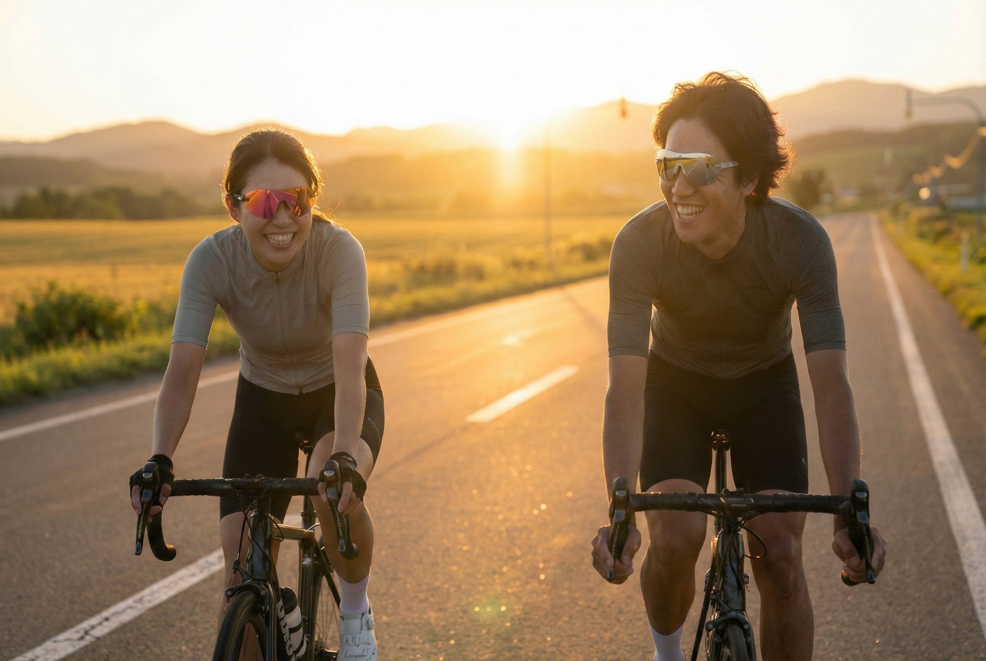 日本 model 戴著 Altalist 風鏡在清新陽光下休息，笑容自然