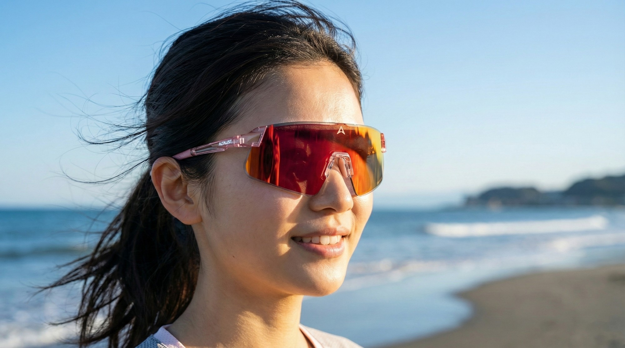 日本女性跑者配戴極簡輕量眼鏡，特寫側臉，背景為淡雅的日本海濱，風格唯美
