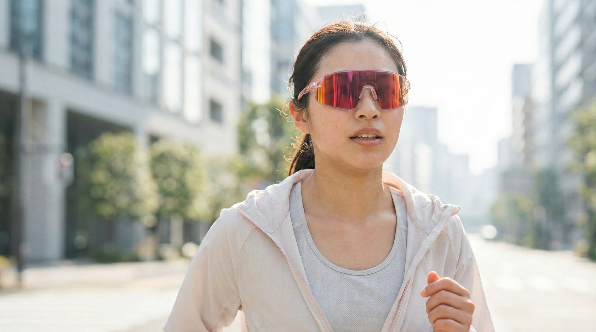 日本女性跑者在東京街道慢跑，陽光輕柔照耀，畫面清爽