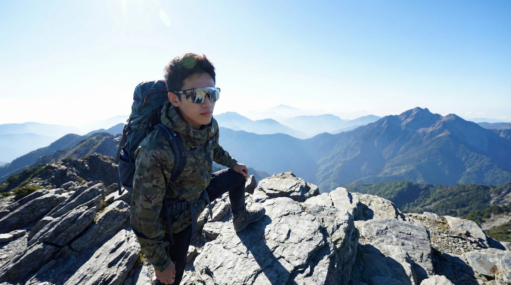 高山碎石坡上配戴深色鏡片的登山客