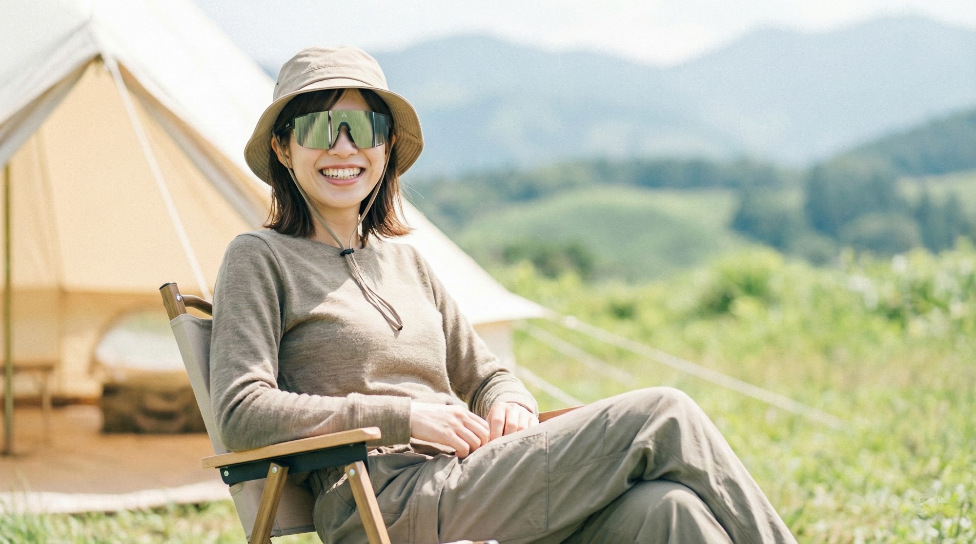 穿著山系風格服裝的登山客配戴大鏡面眼鏡