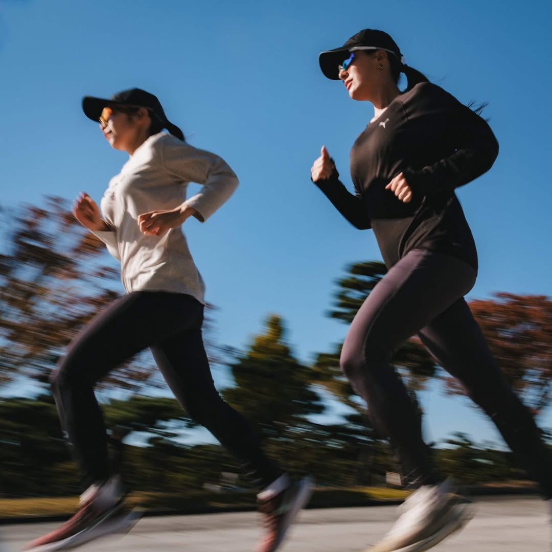 鐵人三項選手在台北河濱極速奔跑，佩戴 HAYATE