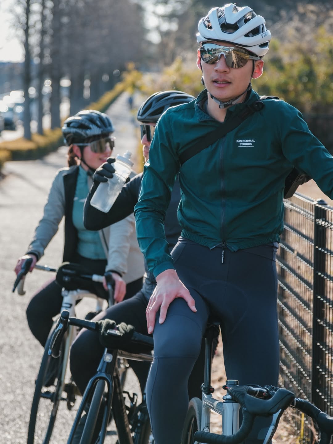 公路車騎士在合歡山武嶺騎乘，佩戴 KISOU 大鏡面款式